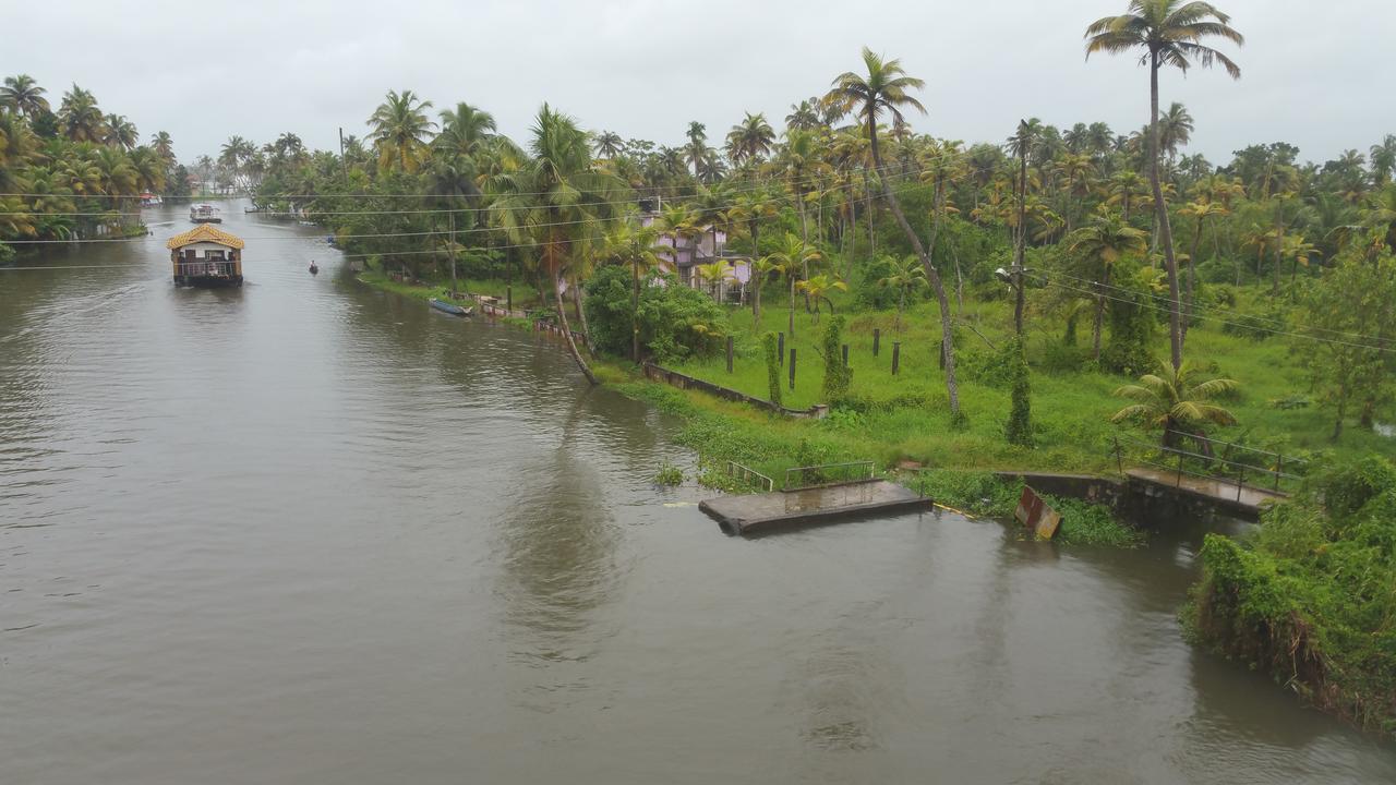 Abru'S Holidays International Travelers Hotel Alappuzha Eksteriør billede